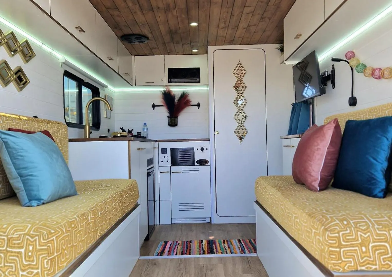 Static Camper In Front Of The Sea Hotell El Médano Camping